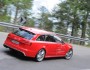 Roter Audi RS6 Avant bei den Tests in der Heckansicht