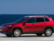 Roter Jeep Cherokee Limited in der Seitenansicht