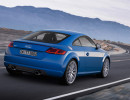 Fahraufnahme von einem blauem Audi TT 8S Coupe in der Heckansicht