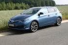 Blauer Toyota Auris Facelift Modell