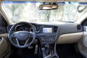 Cockpit des Kia Optima