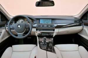 Das Armaturenbrett des neuen BMW Active Hybrid 5