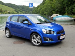 Der Chevrolet Aveo in der Farbe Blau