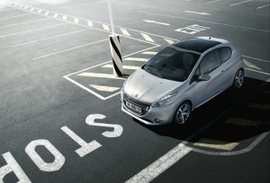 Peugeot 208 am Parkplatz