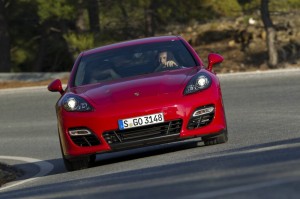 Der Sportwagen Porsche Panamera GTS in der Frontansicht