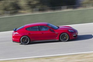 Der Porsche Panamera GTS in der Seitenansicht in Rot