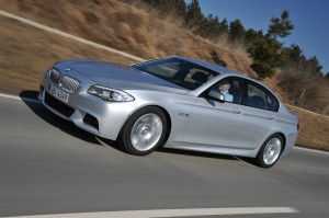 Der BMW M550d Performance xDrive in Silber in der Seitenansicht