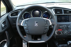 Das Cockpit des Citroen DS4 - Tachometer, Lenkrad, Navi, Verarbeitung