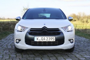 Der Citroen DS4 THP 200 SportChic mit 200 ps in der Frontansicht