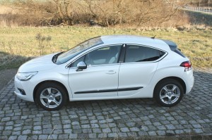 Hier präsentiert sich der Citroen DS4 in der Seitenansicht