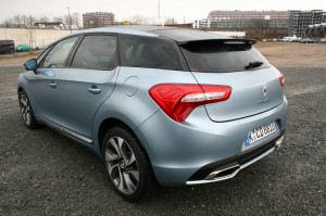 Mittelklasseauto Citroen DS5 in der Heck- und Seitenansicht