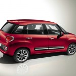 Der neue Fiat 500L in Rot in der Seitenansicht