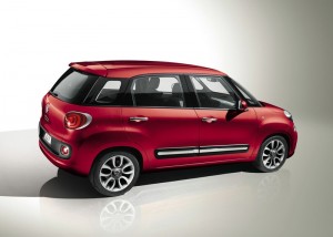 Der neue Fiat 500L in Rot in der Seitenansicht