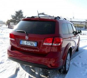 Das Heck des Allradfahrzeuges Fiat Freemont AWD