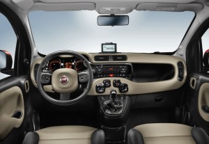 Der Innenraum (Armaturenbrett, Lenkrad, Cockpit, Mittelkonsole) des Fiat Panda