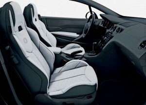 Innenraum des Peugeot 308 CC Sondermodells Roland Garros