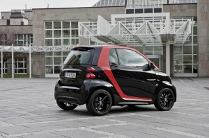 Smart Fortwo als Sondermodell Sharpred in der Seitenansicht