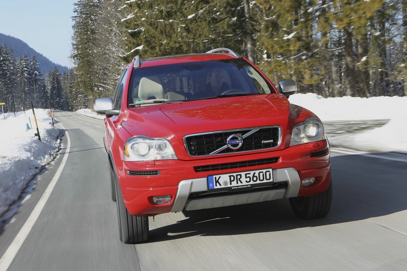 Volvos großes SUV XC90 in der Frontansicht in der Farbe Rot