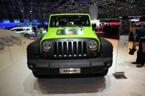 Die Frontansicht des neuen Geländewagens Jeep Wrangler Mountain