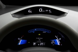 Der Tachometer des Elektroautos Nissan Leaf