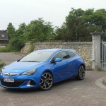 Opel Astra OPC in Blau in der Front- Seitenansicht