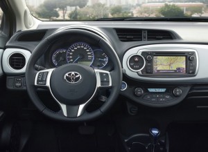 Das Cockpit des Toyota Yaris Hybrid