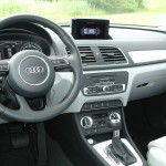 Das Armaturenbrett des Audi Q3 quattro 2.0 TSFI