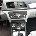 Die Mittelkonsole des Audi Q3 quattro 2.0 TSFI