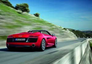 Audi R8 Spyder V10 in Rot in der Heckansicht