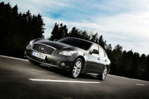 Infiniti M35h in schwarz (Fahraufnahme)