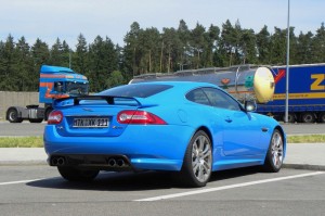 Jaguar XKR-S in Blau in der Heckansicht