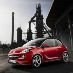 Roter Opel Adam in der Seitenansicht