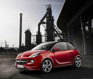 Roter Opel Adam in der Seitenansicht