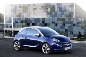 Opel Adam in Blau in der Seitenansicht