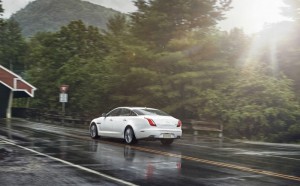 Weisser Jaguar XJ AWD in der Heckansicht