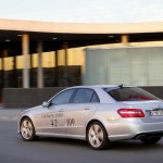 Silberner Mercedes-Benz E 300 Blue Tec Hybrid in der Heck- Seitenansicht