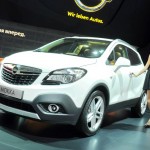 Russische Hostess präsentiert in Russland den Opel Mokka