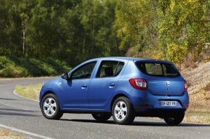 Der neue Dacia Sandero in Blau in der Heckansicht