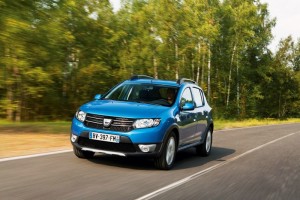 2013-er Dacia Sandero Stepway in Blau (Fahraufnahme)