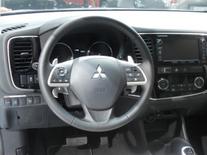 Das Cockpit des Mitsubishi Outlander PHEV