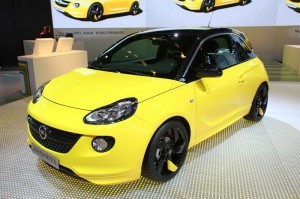 Gelber Opel Adam auf der Automesse in Paris 2012