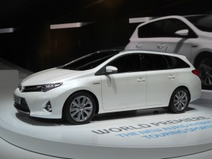 Weisser Toyota Auris Touring Sports in der Seitenansicht