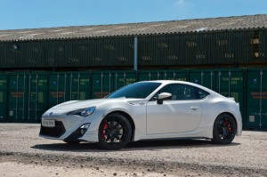 Weisser Toyota GT86 TRD Preformance Line in der Seitenansicht