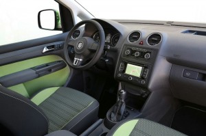 Das Cockpit des VW Cross Caddy 2013