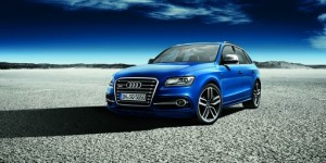Blauer Audi SQ5 exclusive concept in der Front- Seitenansicht