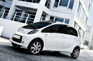 Der Citroen C-Zero in Weiss fährt rein elektrisch