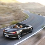 Die Heckpartie des Opel Cascada (Fahraufnahme)