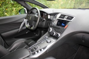 Das Cockpit des Citroen DS5 Hybrid 4