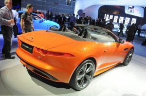 Der neue Jaguar F-TYPE in Orange auf der LA Messe 2012