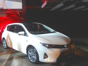 Weißer Toyota Auris der 2. Generation